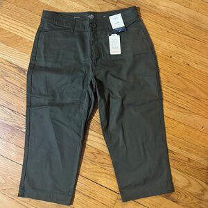 St. John's Bay Women's Mid Rise Green Capri Pants